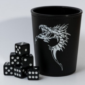 Bicchiere in simil-cuoio lancia dadi 'Dragon' nero + set 6 dadi Bicchiere in simil-cuoio lancia dadi 'Dragon' nero + set 6 dadi